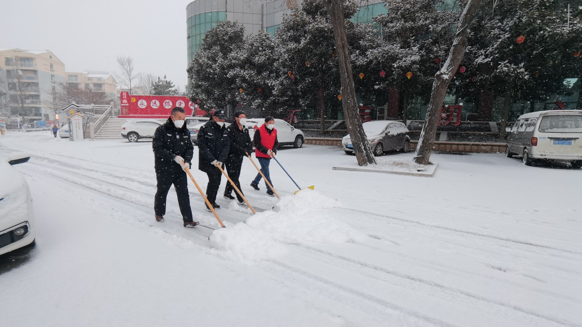 后田社区“除雪安全行 路通民心暖”清除积雪志愿服务活动