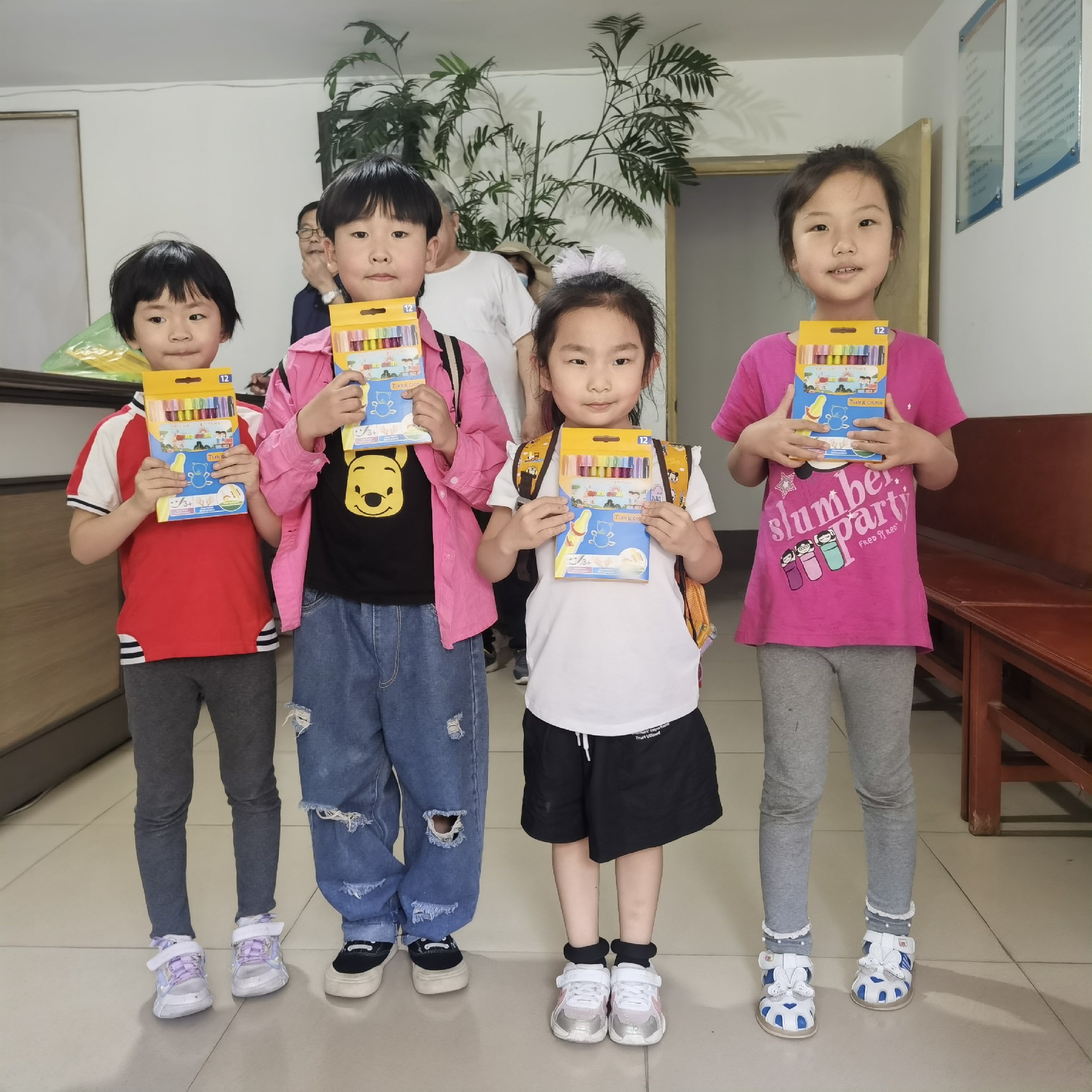 我在新时代文明实践站过六一—城阳街道后田社区庆六一送蜡笔活动
