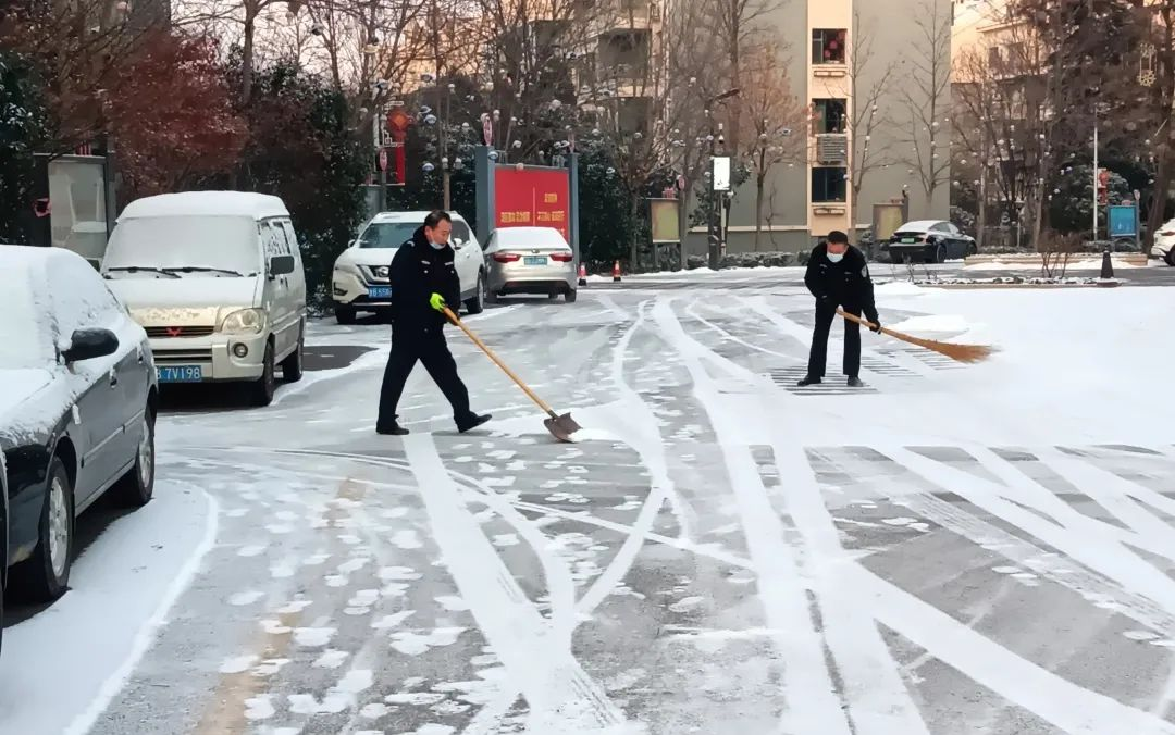 城阳街道后田社区“雪落无声，除雪有情”